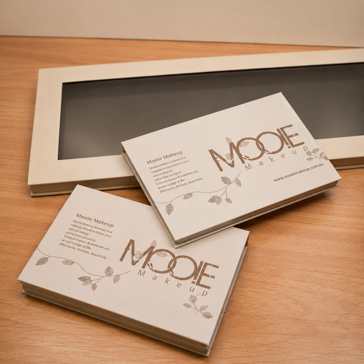 Mooie Makeup booklets on wooden desk